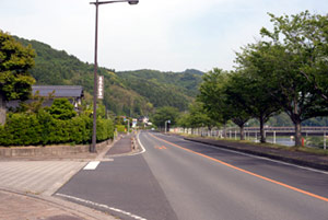 電柱に看板が掲げてあります。