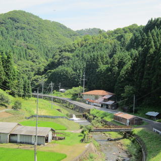 頭名会館の遠景